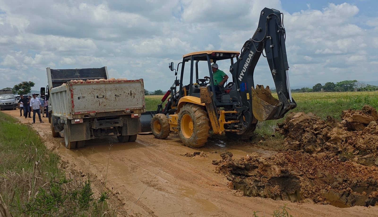 Abriendo Caminos en Bajo Yuna con equipos para reparar caminos rurales