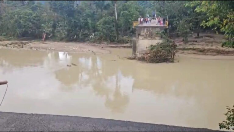 puente sobre río Camú colapsado por lluvias en Puerto Plata