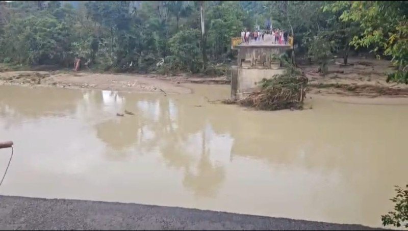 puente sobre río Camú colapsado por lluvias en Puerto Plata