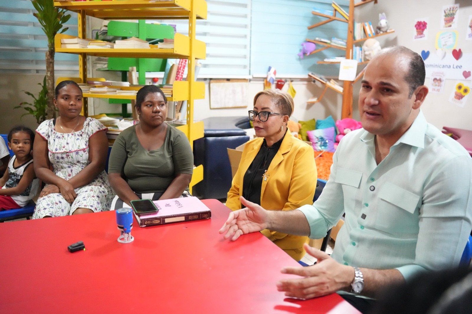 Gobierno apoya a estudiantes afectados por lluvias con útiles escolares