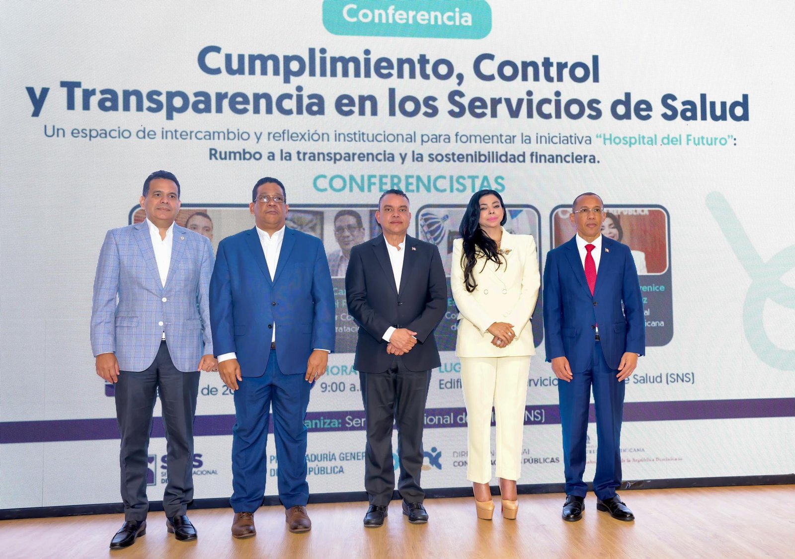 Transparencia en hospitales públicos durante conferencia organizada por el SNS sobre control y rendición de cuentas.