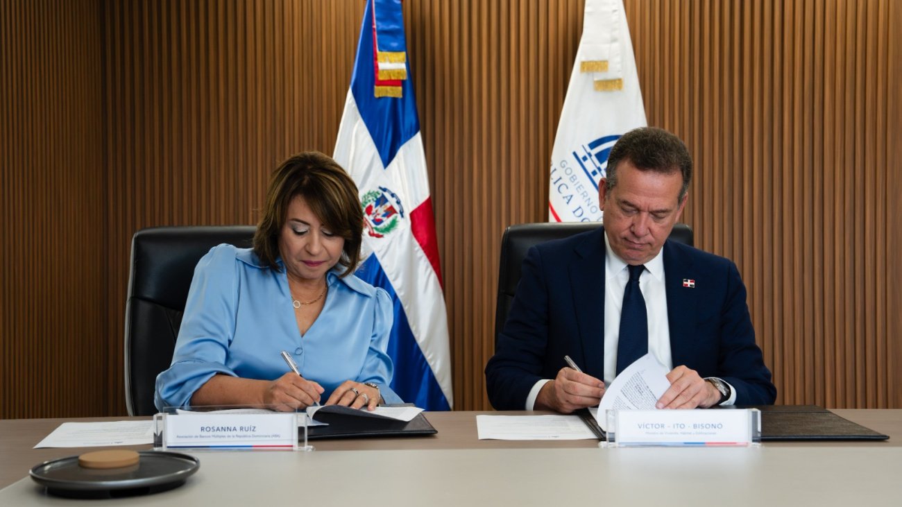 Crédito hipotecario para familias sin historial financiero mediante acuerdo entre Mivhed y sector financiero dominicano.